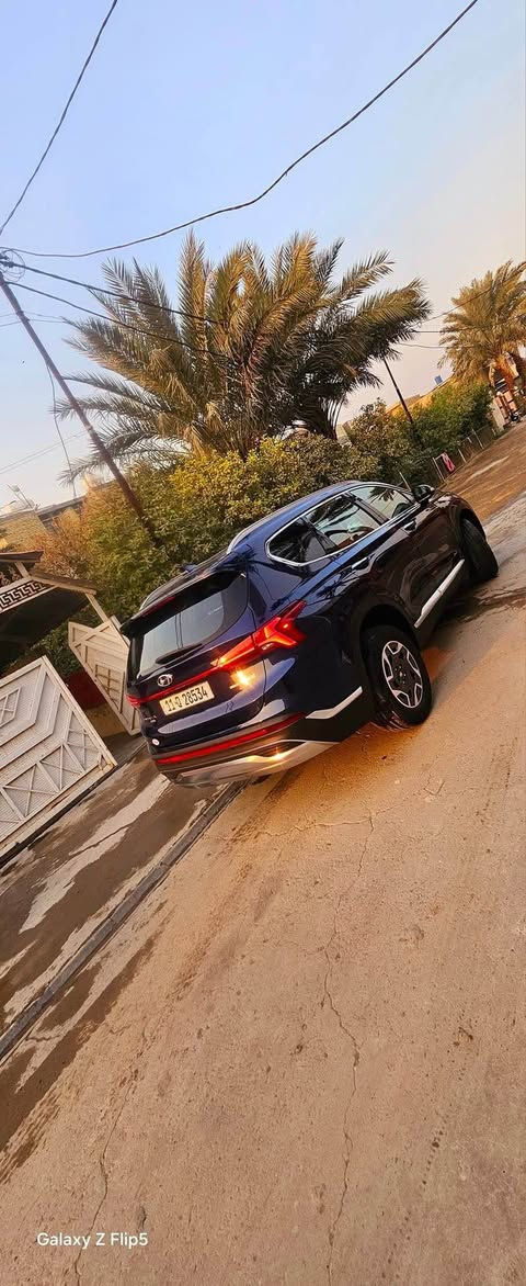هيونداي سنتافي هايبرد موديل 2023 امريكي 
 2023 HYUNDAI SANTA FE BLUE HYBRID 
محرك 1.6 تيربو هايبرد
وارد امريكي 
ماشية   66،000KM  
. دخول وتشغيل بصمة 
.باب الخلفي كهرباء 
.شاشة كبيرة 
.حساس خلفي  
.كاميرا رجوع 
. نظام التحكم بوضعيات القيادة Eco , Normal , Sport 
.نظام مانع انغلاق  المكابح ABS
.أضوية نهارية LED
.رادار مانع تصادم 
.تحديد مسار 
.بروجكتير 
.كير بيانو 
.مكيف هواء اوتماتيك للمنطقتين 
.مقاعد جلد 
.مقاعد امامية + الخلفية كهرباء
.مقاعد امامية تدفئة 
.ستأئر جانبية 
Apple car play & android auto 
. كشافات ضباب امامية 
.ازرار تحكم عبر المقود 
. قفل مركزي 
.مثبت سرعة 
.رقم بغداد مشروع وطني 
. السعر (235) ورقة
ملاحظة: حادث السيارة بنيد مبدل ومصبوغ 
————————————
لاستفسار
*********** ابو علي بغداد, العراق
