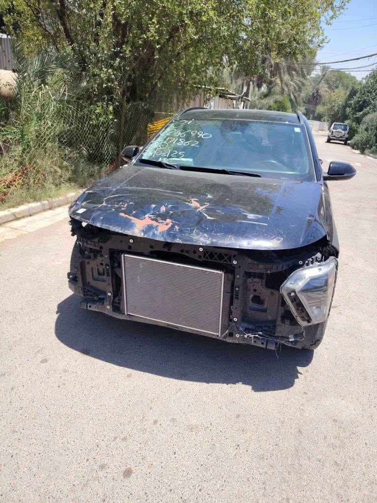 (السلام عليكم)
    (للبيع هونداي كونا موديل 24) 
    أبيعها ع وضعها بدون تصليح 
         دخول جديد منفيست باسمي تحويل مباشر 
محرك 2000 دوش ماشيا 20 الف مايل 
بصمة تشغيل وبصمة فتح أبواب وتشغيل عن بعد 
رادارات أمامي وخلفي وجانبي 
اشاير بالمري ونقطة عمياء 
فول تحكم استيرن 
ويل كب كروم 
فور ويل 
فول تحكم استيرن 
وباقي المواصفات معروفة 
مكان السيارة بغداد حي العامل السعر ب (110) وبيه مجال بسيط للشراي للاستفسار الاتصال على الرقم التالي (***********) بغداد, العراق
