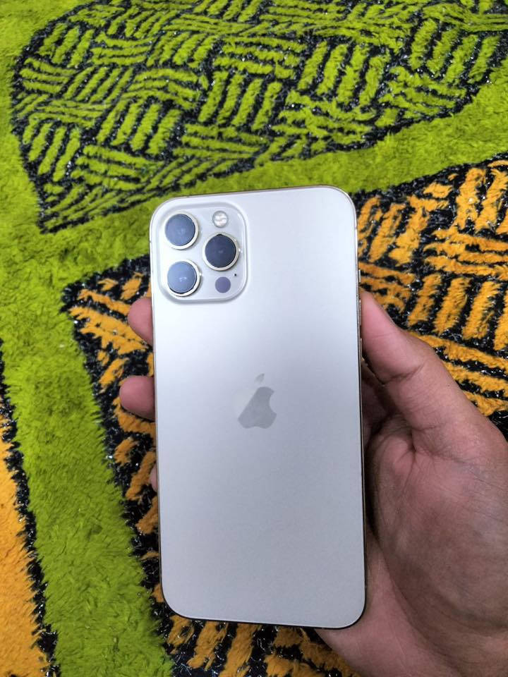 السلام عليكم أيفون ١٢برو ماكس بطارية ٩٢ ذ ٢٥٦
بس اسماعه جوه عطلن  سعره ٤٢٥ ب ***********
