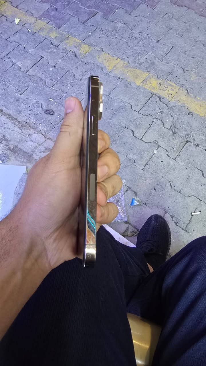 السلام عليكم ايفون ١٣بروماكس الجهاز نضيف بس مبدل شاشه وبطاريه البطاري ٧٥سعر كامرات شغاله وفيس ايدي شغل العنون نجف  الرقم ***********
