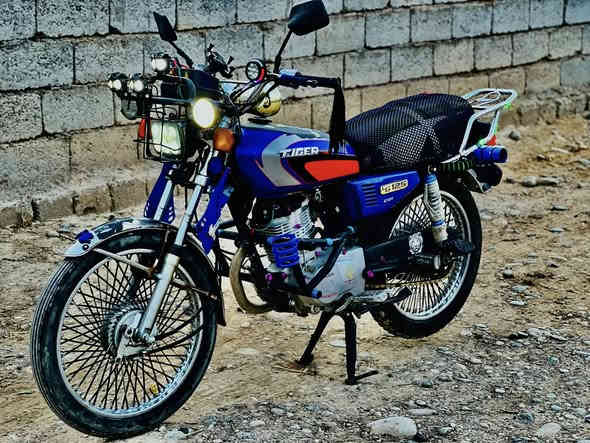 السلام عليكم تايكر 20 وزن ثقيل محرك بصمه شرط ابو الختم اشاير اضويه دشبول كلها شغاله وكلشي ما يعوزه محرك مفتوح مبدل بس لاستيك ولف  السعر 400وبي مجال مكاني القيارة قرية الحاج علي ***********
