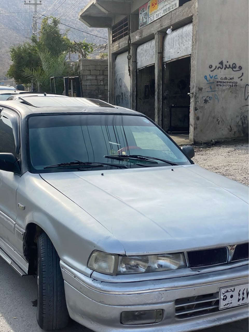 گلانت 
مؤديل ١٩٩٠
فوله به س گير عادي
چوار تايه و ويلي لؤك  لؤكي له ژيره 
سلفه ر 
گيري به شه رت 
مه كينه ي ئه ورو پي بؤ به ستراوه  به شه رت 
ته قه و ره قه به شه رت 
بي ده عم 
بئ ليدران 
بئ خايس 
هه ردو لايتي پيشه وه ي لؤك 
كاره بايي كامل كامل به شه رت 
گه رمي مه زبوت 
هه مو گيجه كاني ئيشه كات 
گيچي حه ماوه
گيجي به نزين 
سورعه ت 
فره ي كرينگ 
كامل مه زبوت  
 چوار جامي كاره با 
سه ياره كه  هي ده ستي خؤمه  هي مه عره ز نيه
 ٢٤ وه ره قه و مه جاله كي برايانه  ***********
e سوران, أربيل
