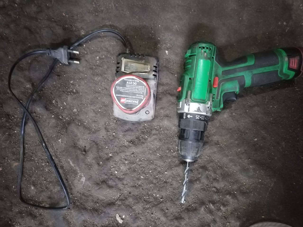 سلام عليكم كوسره جديده للبيع شحن بدون بطاريه سعر ٢٥ دريل شحن درنفيس مستعمل للبيع سعر ٢٠ دريل لقمه كامل معه ٤ بطاريات و شاحنه سعر. ٣٥  و دريل كهرباه  سعر٢٠ مكاني الهوير سوك ***********
