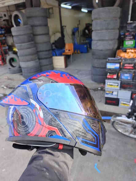 خوذه للبيع جديده  للبيع صار أسبوع من أخذته هي وجهز سمعات  أصلي ما اجواب خاص الشراي يتصل *********** سعره 80 ألف عنوان   طريق بغداد
