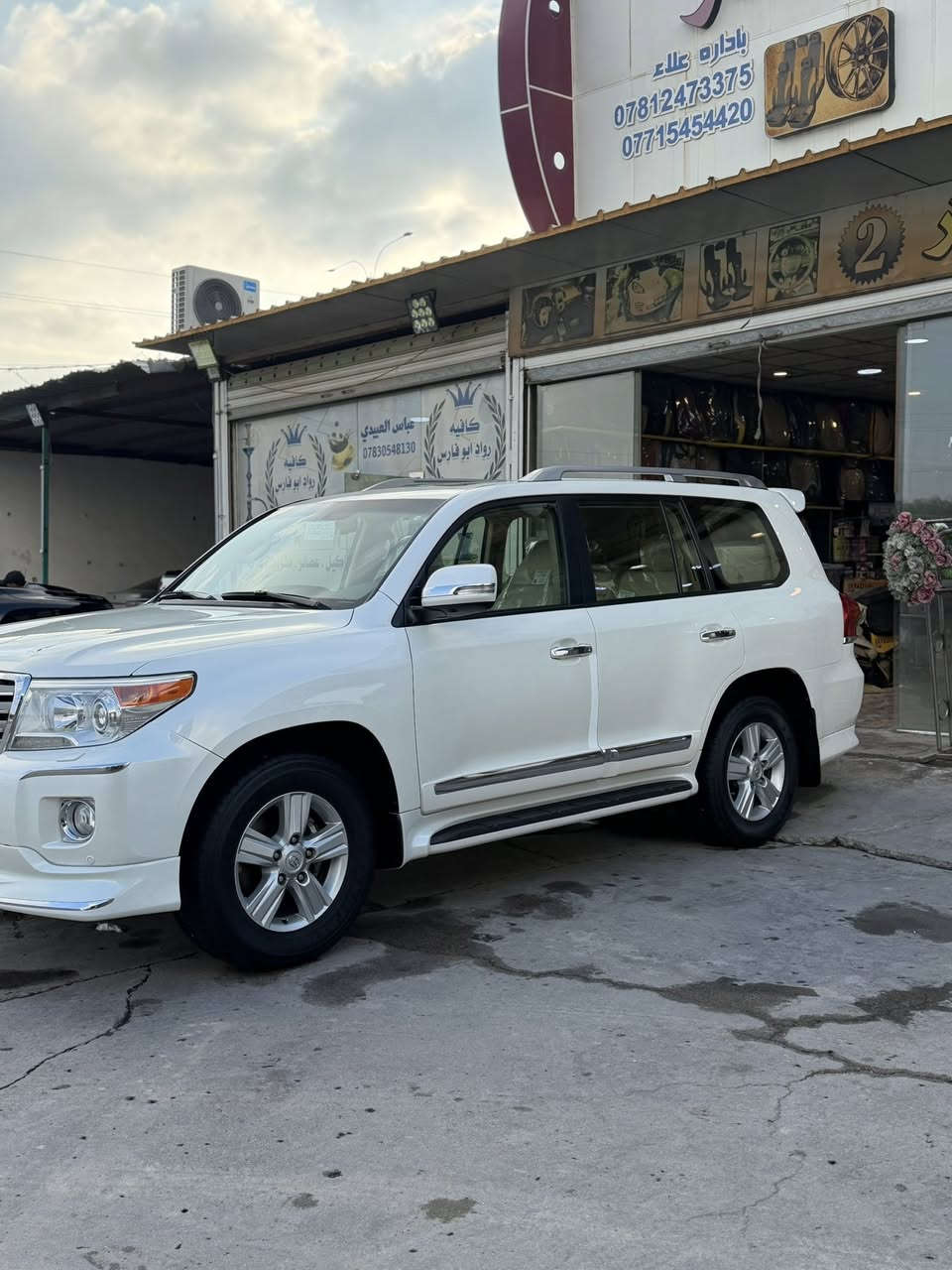 سلام عليكم 
لاند كروز 2014 vxrساز اصل كفاله عامه حتى الدعاميات سياره كلش جديده محركه 4.6 تحويل ثاني يوم بأسمي للاستفسار ***********
