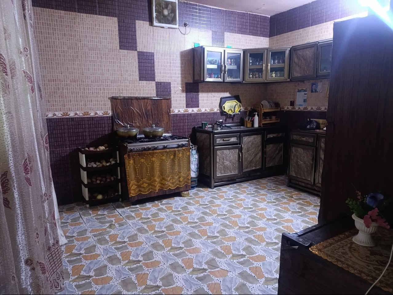 طابق الاول ديوانيه 6 × 4 مطبخ 5 في اربعه مدخل اثنين في اثنين صاله سته في خمسه حمام داخلي طرمه كبيره صحيات خارجي طابق الثاني غرفتين خمسه في اربعه بيتونه سطح كبير العنوان فلوجه قرب جامع ابو ايوب الانصاري جنس العقار ملك صرف باسم شخص واحد السعر72 مليون وبي مجال *********** بي واتساب المساحة 154متر
