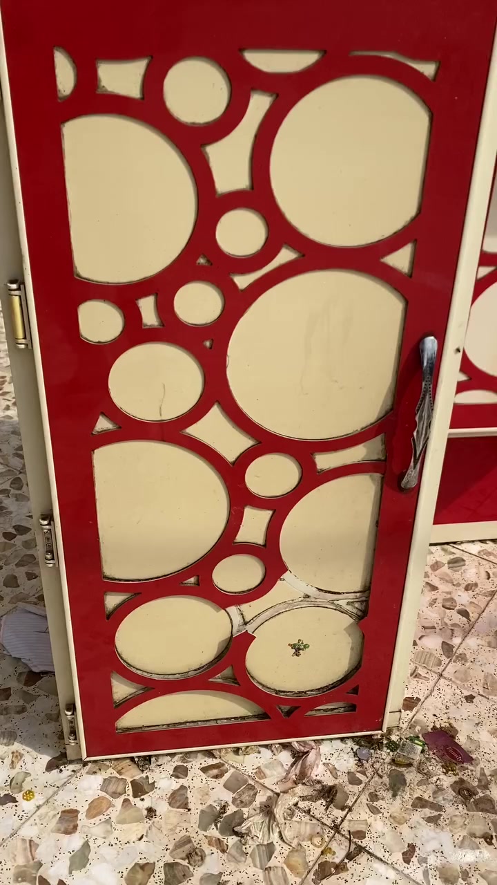 سلام عليكم كاونتر ألمنيوم مستخدم مثل ما موضح بالصور وتصليحة بصيط كاونتر نضيف فقط كسر بي السعر قيم باليرضي بي الله العنوان بغداد الحسينية التواصل ع رقم *********** .
