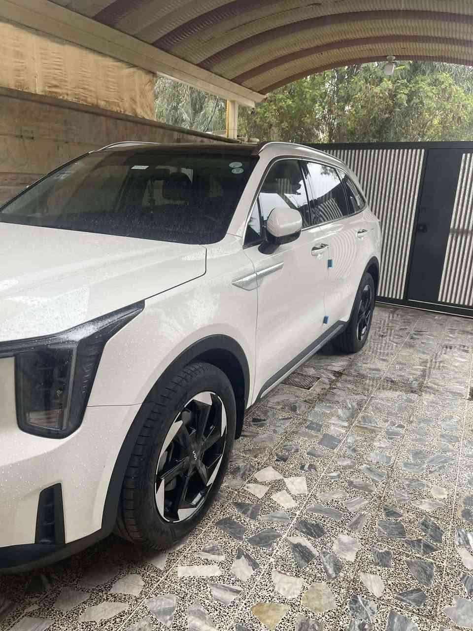 اللهم صلي على محمد وال محمد 
🚙 كيا سورينتو 2024 فئه الAWD (X-Line)

لون مميز وراس سوك  الابيض 🔥 مع ممشى قليل جداً، سيارة شبه جديدة بحالة ممتازة

⸻

⚙️ المحرك والأداء:
 • محرك 4 سلندر تيربو 2.5 لتر
 • قوة 281 حصان 💪
 • قير 8 سرعات دبل كلتش
 • دفع رباعي AWD (X-Line)
 • أداء قوي وثبات عالي

⸻

📊 تفاصيل السيارة:
 • الممشى: 16000
 • اللون: ابيض مميز
 • وارد خليجي

⸻

✨ المواصفات الخارجية:
 • تصميم حديث رياضي (X-Line)
 • إنارة LED أمامية وخلفية
 • جنوط 20 إنش
 • رف سقف + تجهيزات للرحلات
 • باب خلفي كهربائي

⸻

🛋 المواصفات الداخلية:
 • 3 صفوف (عائلية)
 • شاشة بانورامية مزدوجة 12.3 إنش
 • مقاعد جلد فخمة
 • تبريد وتسخين للمقاعد
 • فتحة سقف بانوراما
 • إضاءة داخلية محيطية

⸻

📱 التقنية:
 • Apple CarPlay & Android Auto
 • شاحن لاسلكي
 • تشغيل بصمة + دخول ذكي

⸻

🛡 أنظمة الأمان:
 • رادار أمامي
 • المحافظة على المسار
 • كاميرا 360 درجة
 • مراقبة النقطة العمياء
 • مثبت سرعة ذكي

⸻

🔥 الخلاصة:
سيارة شبه جديدة – ممشى قليل – فئة مميزة
مناسبة للعائلة والرحلات مع قوة وأداء عالي
للاستفسار اكثر 
*********** Singapore
