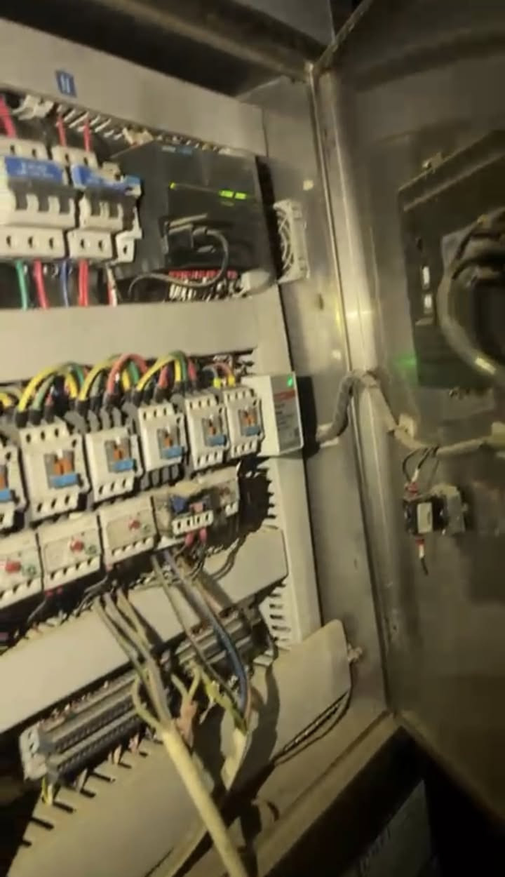 ايس مكير ثلج 🧊 بلوري مكعب انتاج 3 طن 3000kg مستخدمة موسم واحد كلش نظيفة وع بلااد شرط الفحص تصنيع خاص قالب الخشن يجي حجمة 38 تجيك ويه شلال تبريد 3 طن شركة معروفة CBFI بسعر كلش مناسب موقعي بغداد 📍للاستفسار مراسلة الصفحة او الاتصال + واتساب ***********
