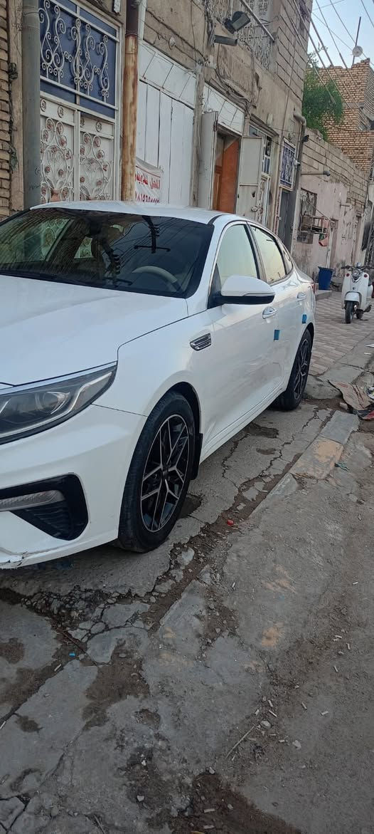 السلام عليكم 
كيا اوبتيما 19 خليجي محرك (2٫4)دوش (رقم واسط)بسمنه 
سياره جديده تخم تاير حداديه وضع الشركه مامتعوبه 
مكان السياره ناصريه مركز بيه بارد موضح بالسونار 
استفسار ***********
