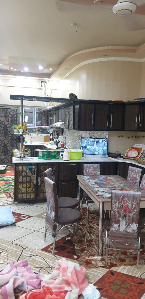 بيت للبيع طابقين الجبيبه قرب تايم سكوير مساحة 330متر
يحتوي على 5غرف منام موزع كبير وستقيال وديوان ومطبخ وصحيات اوكراج بناء حديث درجى اولى  شارع فرعي للاستفسار واتساب فقط ***********

