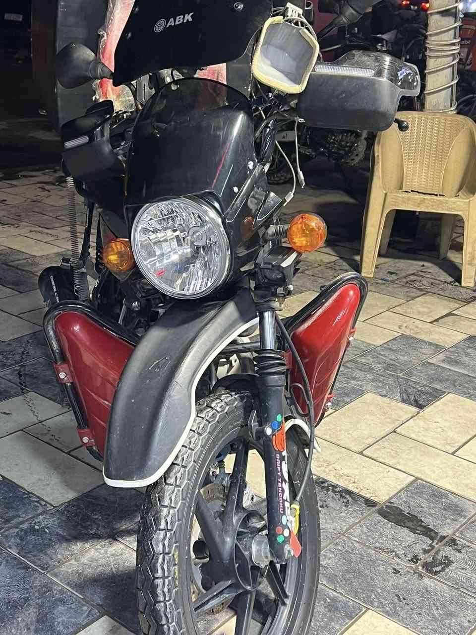 السلام عليكم بوكسر 21 الدراجه نضيفه ووتخبل ومعتني بيهة الدراجه مرزوقه الله شاهد بيهة واقيات اكترونيه اشاره زنون بس الزنون ب55 الف مشتريه والايتات الصفاحيات   وهواي امور ضايفلهة تاخذهة منا كبل تشتقل بيها رقم (***********) المو شراي لا يتصل رحما الوالديكم  مكاني بغداد زيونه غدير
