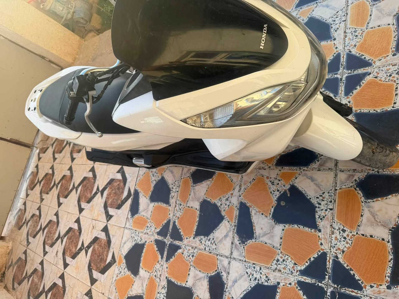 السلام عليكم pcx جيل ثاني ياباني ياباني
مكينه بلاديه لا تبخير ولا تنقيص ولا شي مكفوله 

كفراتها مثل ما موضح بصوره 

كهربائيات جميع كهربائيات شغاله 

رقم شاصي jf 

المكان كوت حي الحكيم  

السعر ١٤وبيهه مجال 

الرقم هاتف ***********
