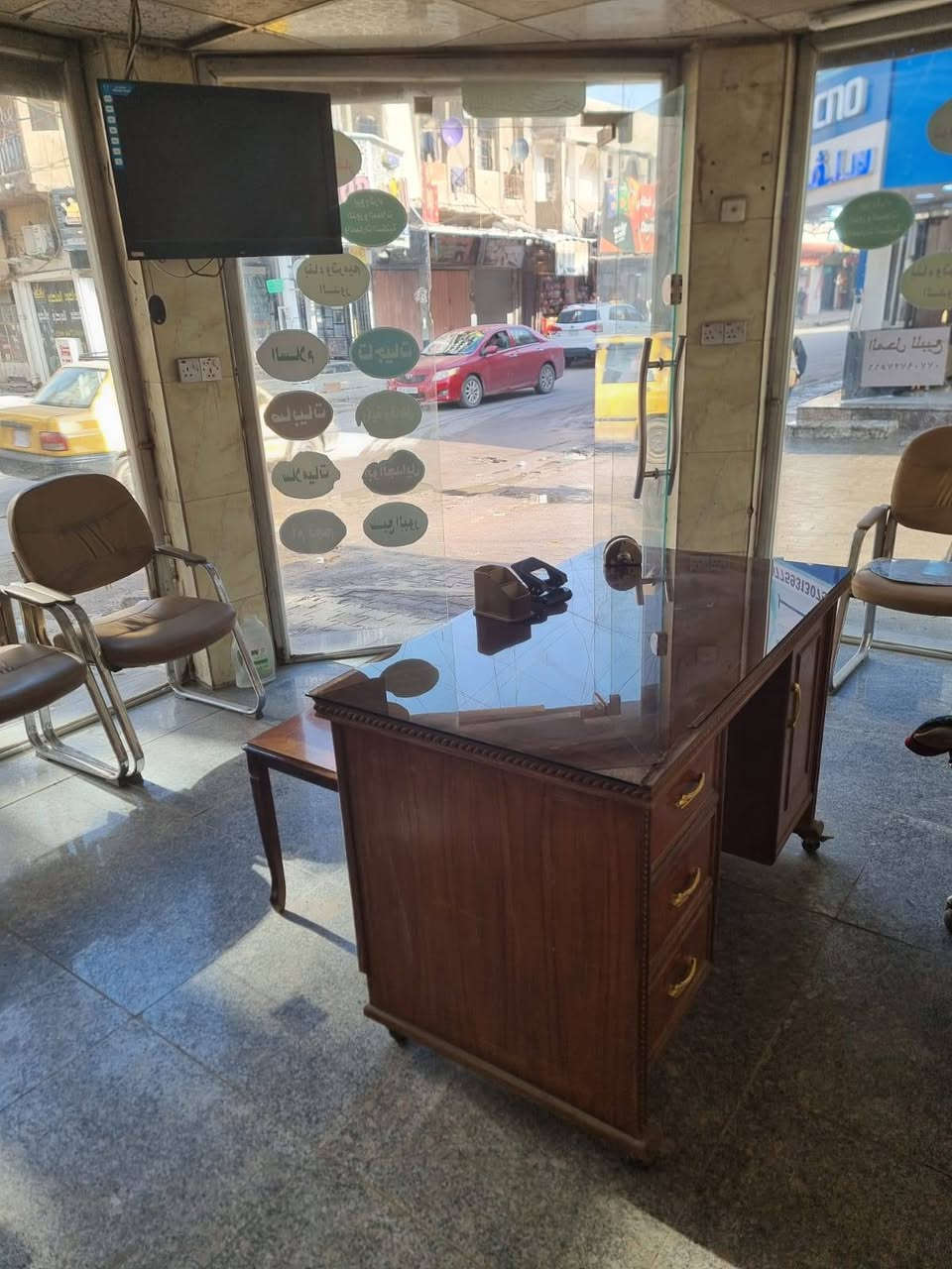 📣 فرصة عقارية مميزة للاستثمار في مدينة الحرية! 📣
هل تبحث عن الموقع المثالي لمشروعك القادم؟ متوفر الآن محل تجاري (للبيع أو الإيجار) بمواصفات استثنائية في قلب مدينة الحرية الثانية.
📍 الموقع الاستراتيجي:
يقع المحل في منطقة حيوية جداً بالقرب من دائرة الكهرباء والسوق، مما يضمن حركة زبائن مستمرة طوال اليوم.
✨ مميزات المحل:
موقع ركن: يقع على ناصية الشارع مما يعطيه رؤية تجارية ممتازة.
3 واجهات: تصميم مفتوح يوفر تهوية وإضاءة طبيعية ومساحة عرض واسعة.
جامخانة كاملة: واجهات زجاجية حديثة جاهزة لعرض بضائعك أو نشاطك التجاري بشكل لافت.
جاهز للعمل: يصلح ليكون مكتباً عقارياً، صيدلية، محل تجاري، أو أي نشاط استثماري آخر.
📞 للمزيد من المعلومات والتفاصيل:
يرجى التواصل معنا مباشرة عبر الرسائل 
🏢 لا تفوت الفرصة.. الموقع هو أساس النجاح!

#عقارات_العراق #مدينة_الحرية #محل_للبيع #محل_للايجار #فرصة_استثمارية #بغداد #الحرية_الثانية


**إذا كنت صاحب هذا الإعلان وتريد حذفه لأي سبب، رجاءا أرسل رسالة إلى الدعم الفني**