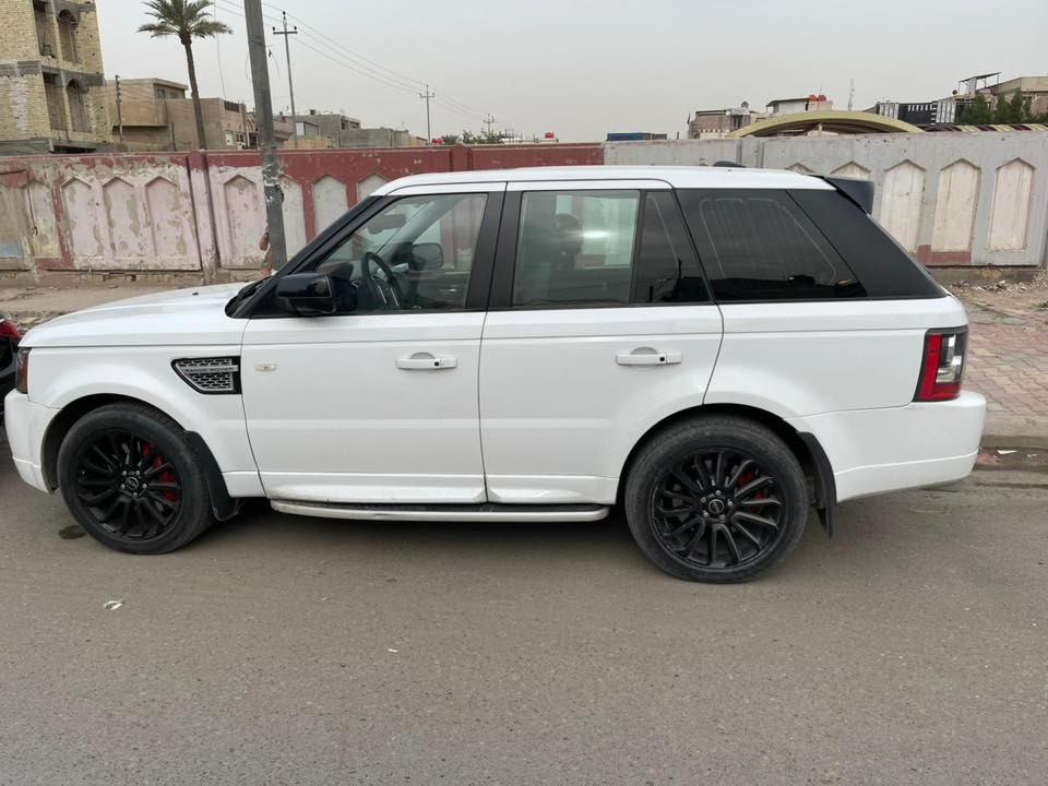 السلام عليكم 
رانج روفر موديل 2011 
بيها بابين كلير اثر شخوط بدون حادث 
فول مواصفات سياره جاهزه من كلشي مبيها اي نقص 
محرك 8 سوبر
سعرها 140 $ 
هاتف ***********
