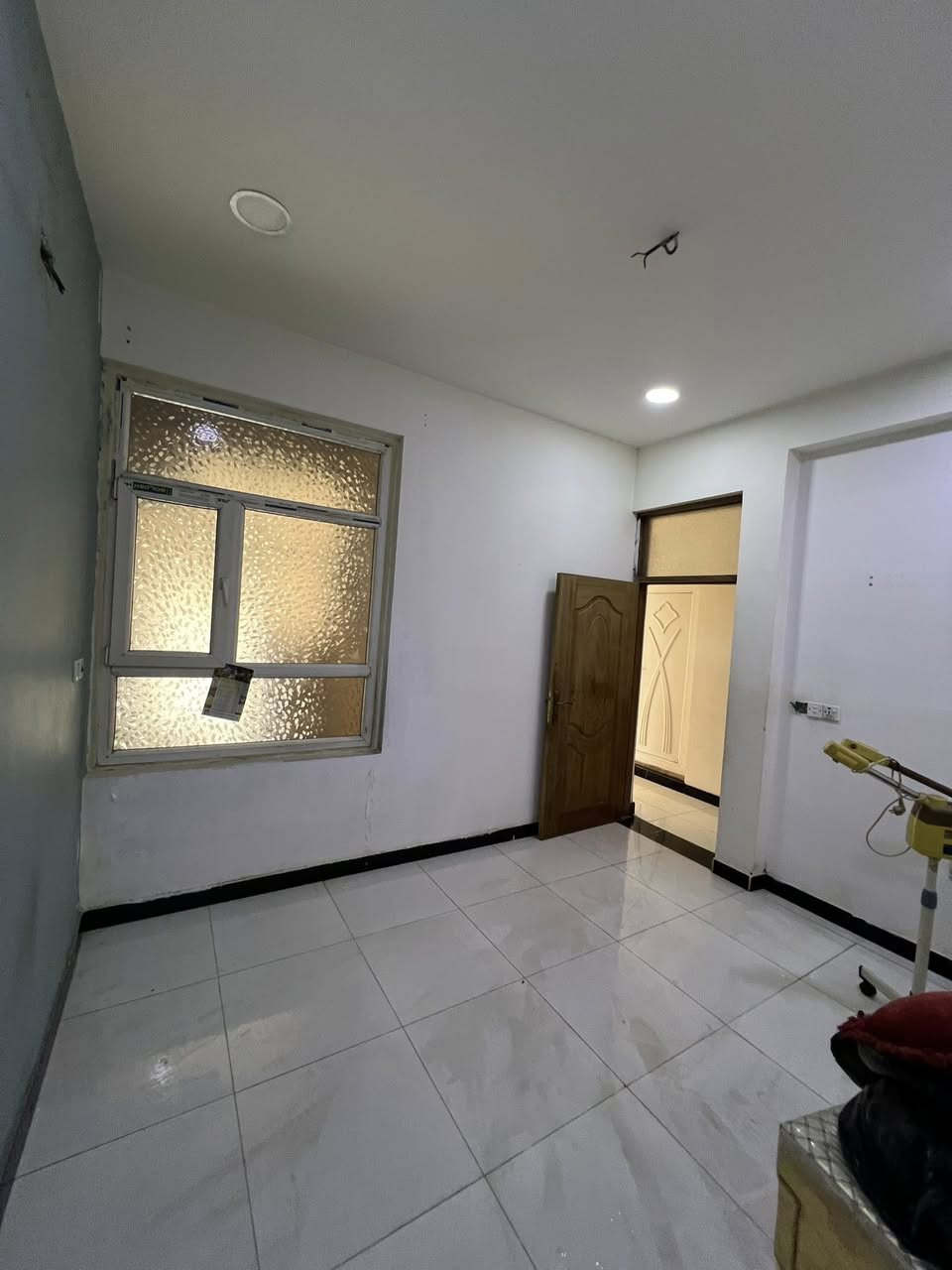 السلام عليكم شقه للبيع ملك صرف سند وحدك طابق ارضي باب ومي وكهرباء وحد مو ع عماره والباب ع شارع مو ع ممر 
تحتوي ع صاله ومطبخ ومنور صغير وغرفتين نوم وحمام 
المكان الاعظميه المقبره الملكيه مقابل حديقه حجي بصره 
مكان الشقه شارع عريض ومقابيله حديقه 
*********** للاستفسار
