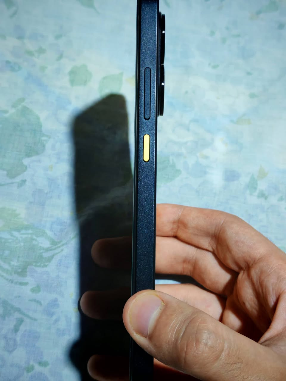 جهاز POCO X7 Pro ذاكرة 512GB رام 12 مستخدم نضيف جدا 

المواصفات ؛
📱 الشاشة: AMOLED بحجم 6.67 إنش بدقة 1.5K (2712×1220) ومعدل تحديث 120Hz.
⚡ المعالج: MediaTek Dimensity 8400-Ultra بتقنية 4nm.
🧠 الذاكرة: 12GB RAM نوع LPDDR5X.
💾 التخزين: 512GB نوع UFS 4.0 السريع جداً.
📸 الكاميرا الخلفية:
50MP رئيسية مع مثبت بصري OIS.
8MP واسعة جداً (Ultra-Wide).
🤳 الكاميرا الأمامية: 20MP.
🔋 البطارية: 6000mAh.
⚡ الشحن: 90W HyperCharge (شاحن 90 واط داخل العلبة).
🔊 الصوت: سماعتان ستيريو مع Dolby Atmos.
📡 الاتصال: 5G، Wi-Fi 6، Bluetooth 5.4، NFC.
💧 مقاومة الماء والغبار: IP68.
🔐 البصمة: تحت الشاشة. 
_______________________________________________
الملحقات : موجود شاحنة وكارتون وكل الملحقات و 4 كفرات واحد سيليكون عدا كفر الجهاز الأصلي و الجهاز مشدود بي لاصق كاميرا و ووياه ايضا همين لاصق كاميرا في حال انكسر لاصق الكاميرا البي وبي لزكة شاشة ايضا 

مكاني كربلاء للاستفسار خاص او علق
الســـعر ؛ 410 الف


**إذا كنت صاحب هذا الإعلان وتريد حذفه لأي سبب، رجاءا أرسل رسالة إلى الدعم الفني**