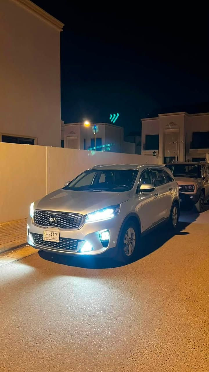 ‎ كيا سورينتو LX موديل 2020
‎📍وارد أمريكي
‎📍 كربلاء

‎المواصفات:

‎ • موديل 2020
‎ • محرك 2.4L GDI 
‎ • قير أوتوماتيك 6 سرعات
‎ • دفع أمامي (FWD)
‎ • 7 راكب
‎ • عداد: 125,114 مايل
‎ • لون فضي
‎ • داخلية سوداء قماش وكالة
‎ • شاشة لمس وكالة
 • Apple CarPlay
 • Android Auto
‎ • كاميرا خلفية
‎ • مثبت سرعة
‎ • بلوتوث
 • USB / AUX
‎ • تحكم بالستيرن (صوت – اتصال – مثبت سرعة)
‎ • مكيف أمامي وخلفي       
‎ • حساسات ضغط الإطارات (TPMS)
‎ • إضاءة LED نهارية
‎ • رادار النقطة العمياء بالمرايا الجانبية (Blind Spot Monitoring)
‎ • حساسات خلفية 
‎ • اربع وضعيات قيادة (ECO,COMFORT,SPORT,SMART)
السعر 183$ ورقة وبيها مجال بسيط 
للاستفسار ***********

