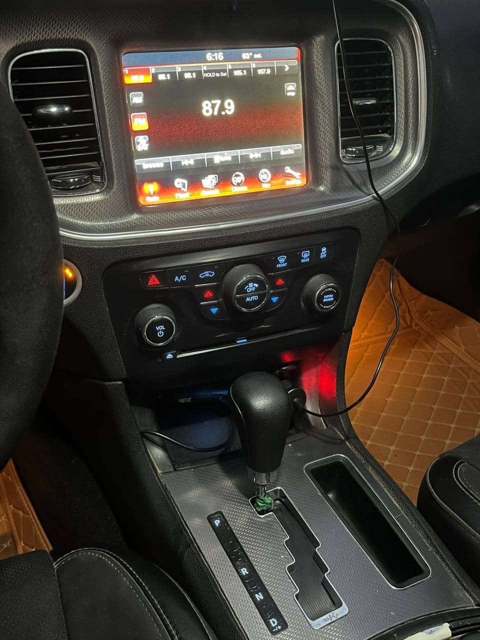 سلام عليكم دوج جارجار للبيع 2013 كير مكينه حداديه تبريد  قطعتين مكينه 3.6  كله حالة فوق الجيد لون اصلي بحري مصبوغه ترتر جماليه بالسنويه ازرق غير محدد لغد شاصي مكفول سنويه باسمي رقم بغداد تحويل نفس اليوم سياره مال بيت ما ماشيه على خط سياره وراد امريكي سونار موجوده ضربته موجوده متواجد واتس وع خط وهذا رقمي***********  مكاني الدوره ابو دشير السعر147بيه مجال
