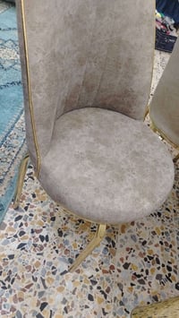 ميز طعام • ٤ كراسي • يتكبر ويزغر