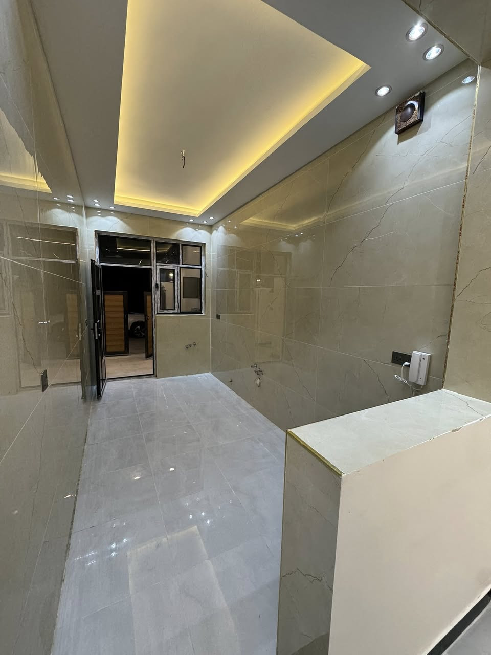 بسم الله ماشاءالله : ع شغل  تمتع بأفضل وسائل الراحة في عقاراتنا الفاخرة!"
🔹بيت مساحة 100م-  واجهة 6،250 -نزال 16 

▪️فول مواصفات  

البيت يحتوى على( 4 غرف نوم مع 2حمامات)

 *الطابق الاول يحتوي على استقبال ومطبخ وصالة كبيرة وغرفة نوم مع حمام ملكي مع منور

*الطابق الثاني3غرف نوم مع حمام

*الطابق الثالث  بيتونه 

المواصفات //

رفت 40مع بتلو 10 يعني صار 50 والصور كلها موجودة من بداية البناء اما السبتتنك تجي وتشوف بعينك ع شرط غرفة نوم مسويها

ارضية كلها 60×60وتطبيك الارضية فرش حصو مع بسيس بالاضافة الى مادة

المطبخ والحمامات والحولي كلها تطبيك الواح وليس سيراميك

بورد نظام كامرات وانترنت مخفي

ابواب تركي اصلي ضمان مع ابواب حمامات المنيوم

مغاسل تعليك مع غربية تعليك نوع توته

حمامات الواح مع خلاطات تركي اصلي

البيت جبسن بورد مع انارات بروفايل وانارة مخفية

بوكسات خارجية للغاز والماطور مع تانكيات عدد 1 الف لتر

🔹نوع العقار طابو زراعي سند٢٥

🔸الدورة -البوعيثة -السلطان الثالث 

🔻البيت باسمي مباشر بدون دلاليه 

اتصال 

‭***********
