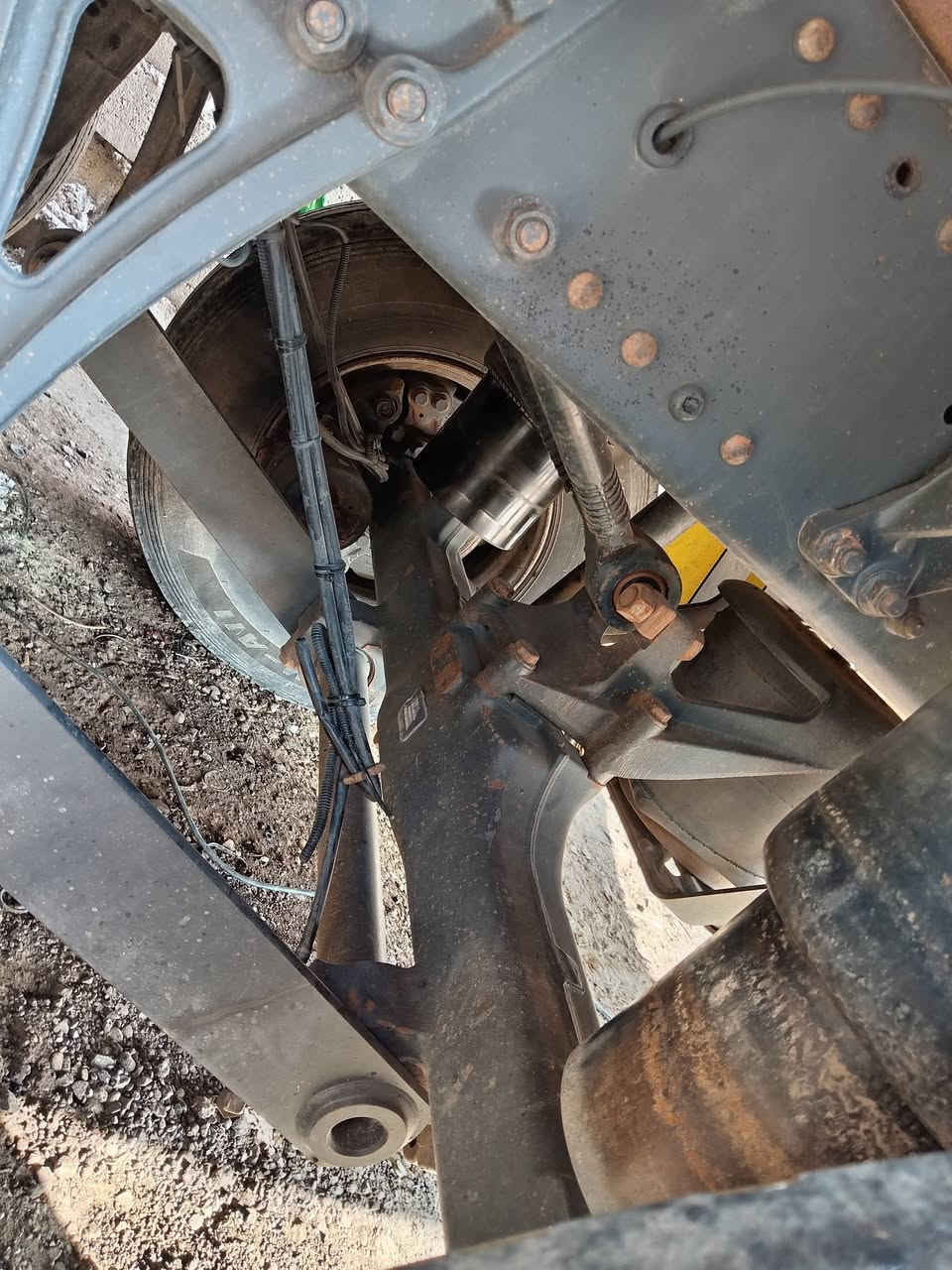 سلام عليكم ورحمة الله وبركاته موجود تك تاير مال 2009 مراوس في دبل تاير ***********
