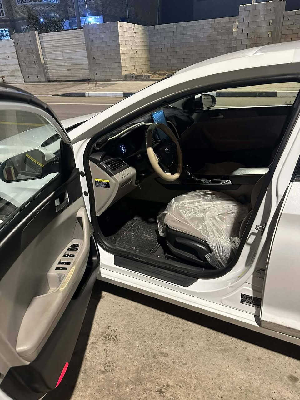 السلام عليكم سوناتا 2016 وارد امريكي رقم سليمانيه بيها شبر بارد بالجاملغ الامامي  والباقي مكفول  سياره جاهزه ونضيفه مكينه وكير مكفولات وحداده وتايرات جاهزه اللون ابيض صدفي السعر 110 مكاني بصره قرنه بني منصور مزرعه  للأستفسار الاتصال على الارقام التاليه 0770496030 والرقم الاخر *********** انا مكلف بالنشر تريد تفاصيل اتصل على  رقم راعيها
