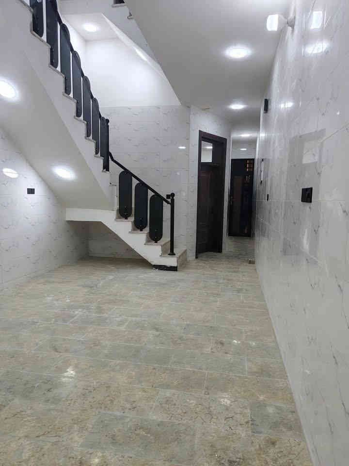 مشتمل100م #للبيع واجهه 4 "(مدخلين) بناء حديث ￼2025 "‏ شارع عريض ورصيف عريض‏ منطقه هادئه وراقيه 
يحتوي على ؛$كراج ‏￼ واستقبال وحولي مطبخ حار ‏وبارد ومنور و4 غرف نوم و خدمات  طابقين
طابو ملك صرف 
 الموقع: مشتمل-‏ ‏الشعب ￼شارع عدن ‏مقابيل مطعم حجي عادل   
(#مكتب_السوداني_للوساطة_العقارية)
عنوان المكتب بغداد-الشعب - حي التجار- مجاور اعدادية بلقيس للبنات‏- @‌‏ ***********￼ متواجد ماسنجر واتساب
