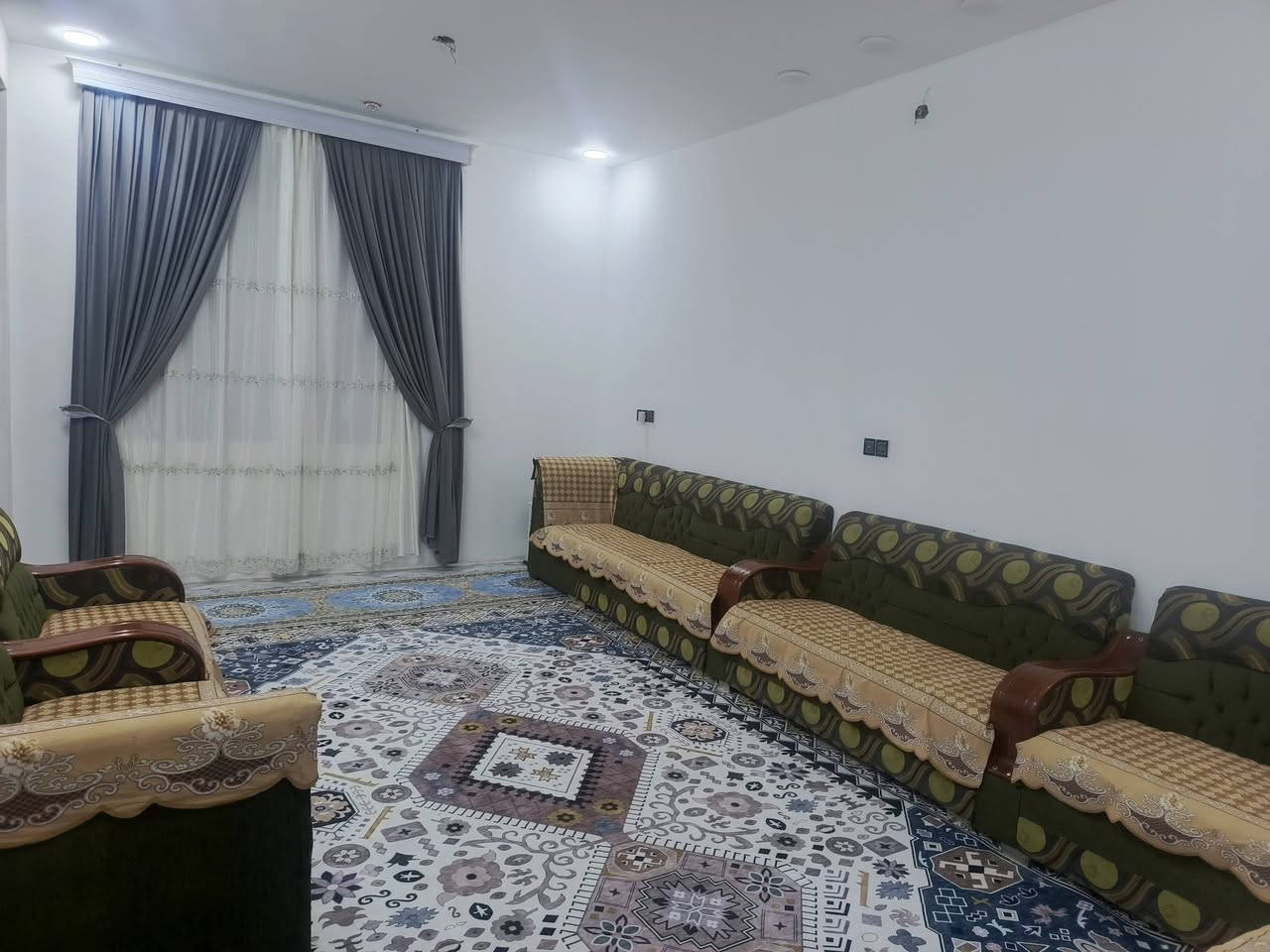 دار للبيع مساحه 300م طابو صرف،يتكون البيت من غرفتين نوم وصاله واستقبال ،ومطبخ حار وبارد ومجمع داخلي وخارجي ،كراج+حديقه ،حي الشهداء الثانيه(الديله)البيت ركن وخدمات متوفره ،ماء+ كهرباء +ومجاري +كيبل ضوئي.للاتصال عبر الرقم التالي :***********
