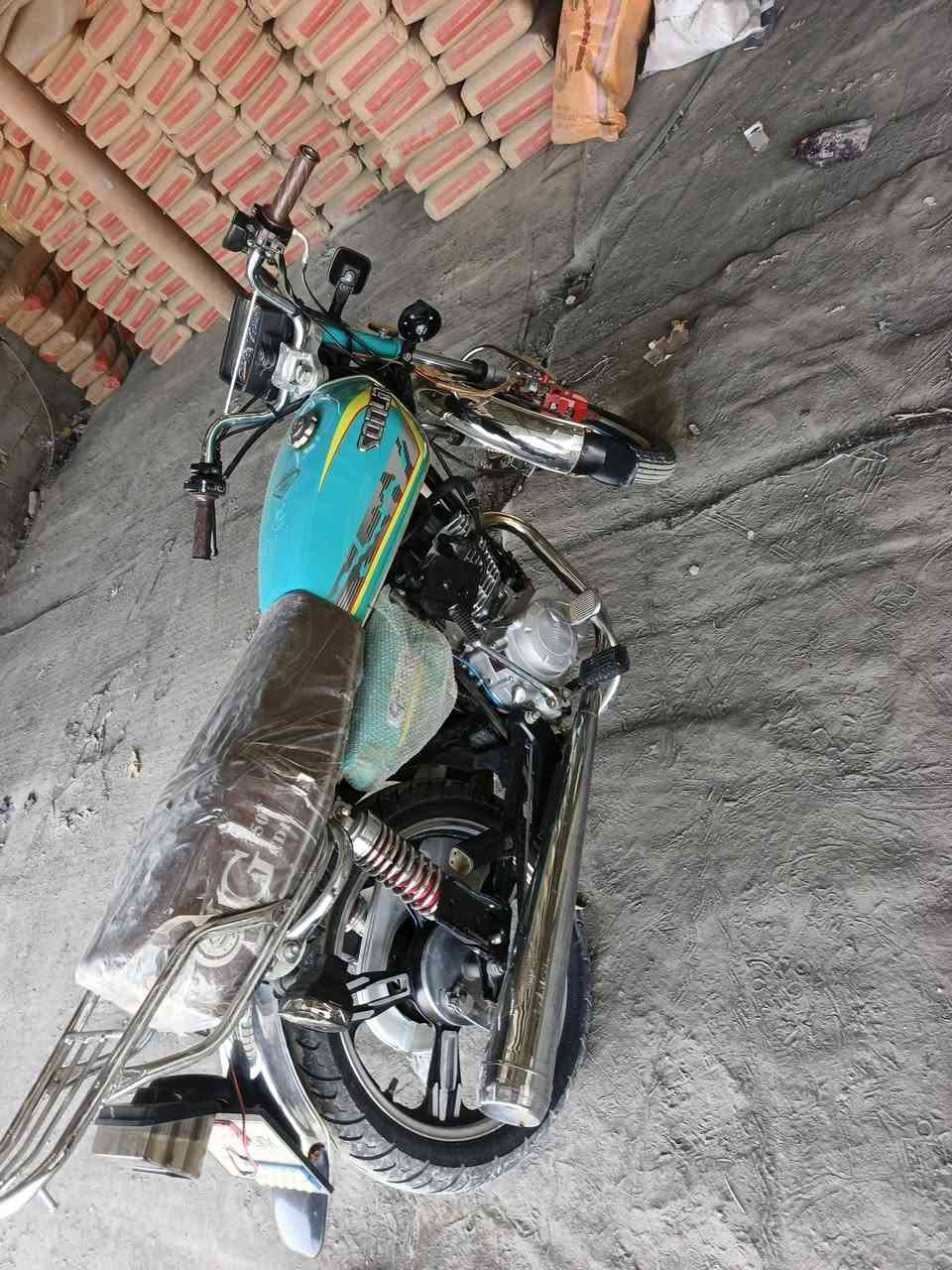 السلام عليكم دراجه للبيع سيفان 2023 السعر ٦٠٠ بيه مجال  تقاطع الساده ***********
