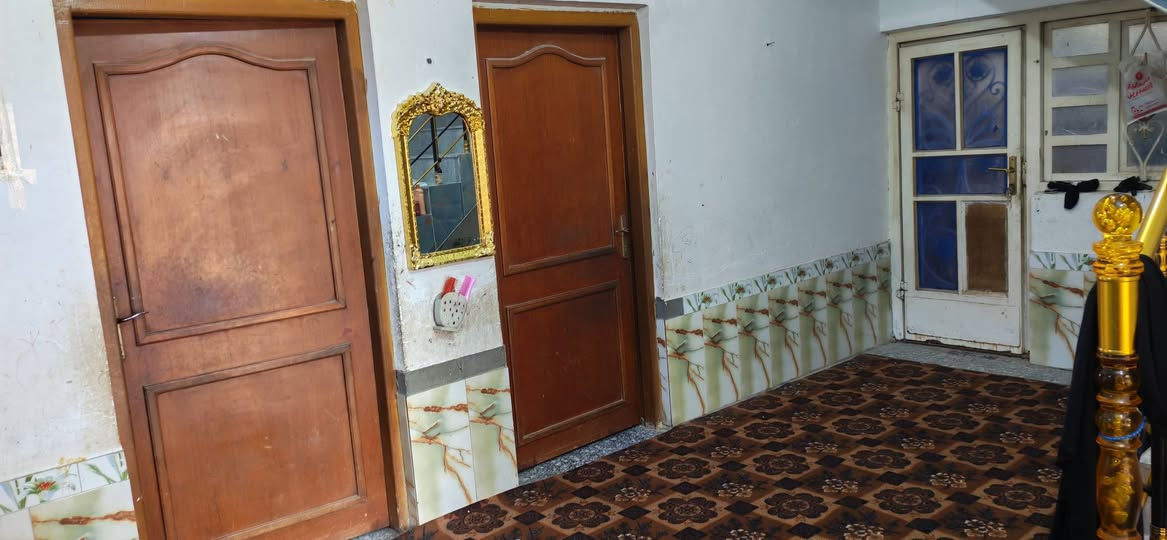 السلام عليكم بيت للبيع مساحة 200 طابو صرف بيت ركن يحتوي ع غرفتين 5 ب4، وصالتين 7 ب3ونص، وديوانية 7ونص، مطبخ 5ب4 العنوان شارع سديناوية قرب جامعة الامام الصادق الاهلية والمستوصف 
للاستفسار الاتصال ع الرقم 
***********
اتصال فقط بدون مراسلة
