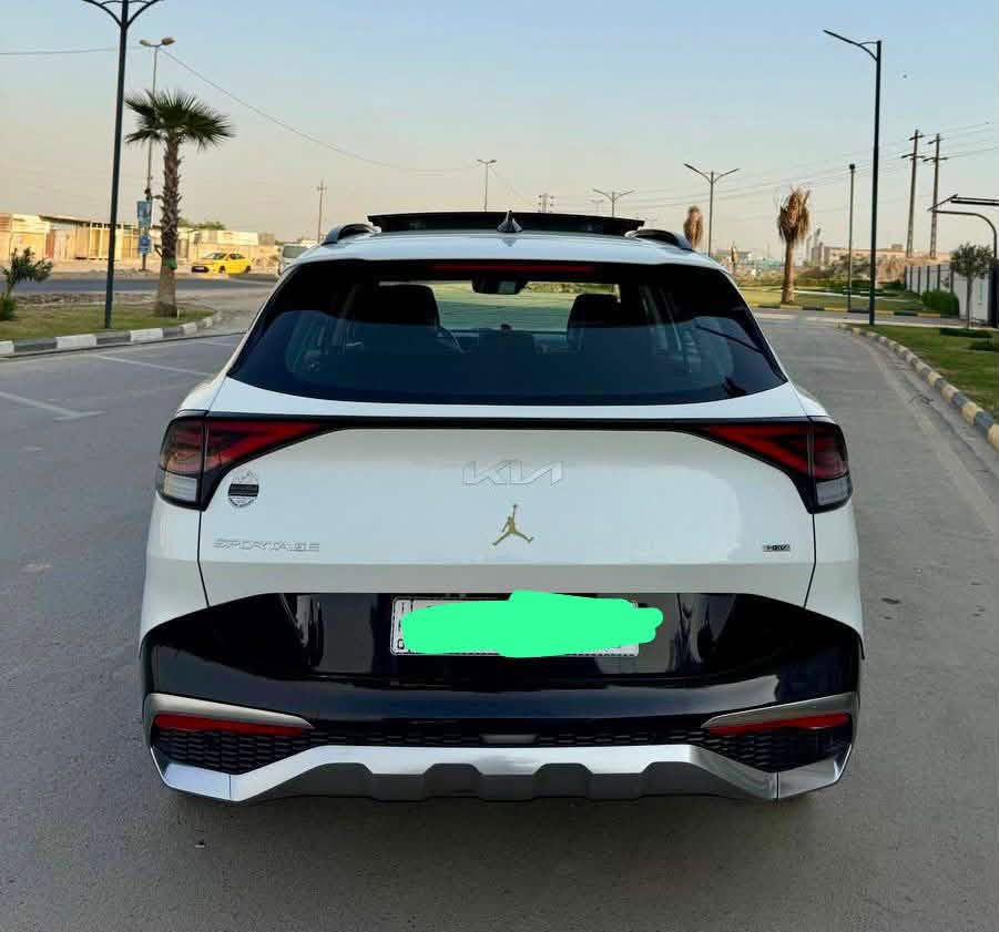 #سبورتج هايبرد- موديل 2023  
مواصفات فوك الفول برستيج 4x4 
٣ وضعيات قيادة ايكو و سمارت و سبورت 
و بيها بعد ٣ وضعيات اعتيادي و جبلي و ثلجي 
 محرك 1.6 لتر توربو هايبرد بقوه245 حصان ومحرك ثاني كهرباء ٦٦ كيلو واط  
ماشية 152 الف km
 ‏#حادث_ جاملغ و بنيد بدون ايرباك 
جميع الايرباكات سليمة 
 ‏#الفئة SX برستيج
كير ماوس اوتيماتك 8 سرعات
تشغيل ذكي ( بصمة ) ,تشغيل عن بعد
شاشة Apple CarPlay, android auto 
 4 كاميرات (360) درجة 
تحكم ستيرين كامل مع تدفئه 
 فتحة سقف ( بانوراما ) كاملة
 المقاعد الامامية تبريد + تدفئة 
المقاعد الخلفية تدفئه 
هاند بريك كهرباء
 شاشة كبيرة ( GPS )
 رادار امامي وجانبي وخلفي كل جوانب
حساس امامي و خلفي
 مقاعد خزن ميموري 
شاحن وايرليس
كراسي كهرباء 
صندوق كهرباء
 هاند بريك كهرباء 
 مانع انزلاق 
 اوتو هولد ( AUTO HOLD )
 مساعد نزول المنحدرات 
 سستم صوت هارمن كاردن
 ‏نظام قيادة ذاتي
 ‏كشنات جلد طبيعي 
 ‏منافذ USB +أواكس
 داخل انارة متغيرة عده الوان 
ترجيع وتقديم بالبصمه عن بعد 
و هواي مواصفات / اعلى فئة 

السعر 208 
للتواصل واتساب 
***********

