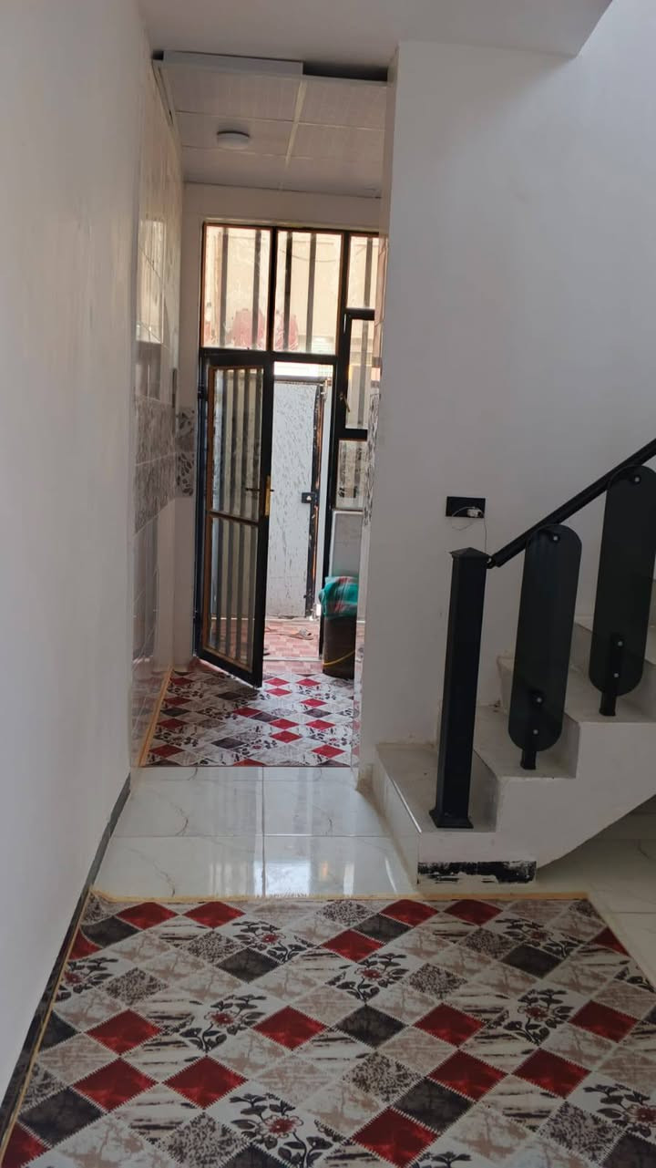 بيت للبيع مساحه 50 متر مقابيل ملحق الغدير سنه 25 عامود 327 على شارع عرض بسعر 25 ومع المجال***********
