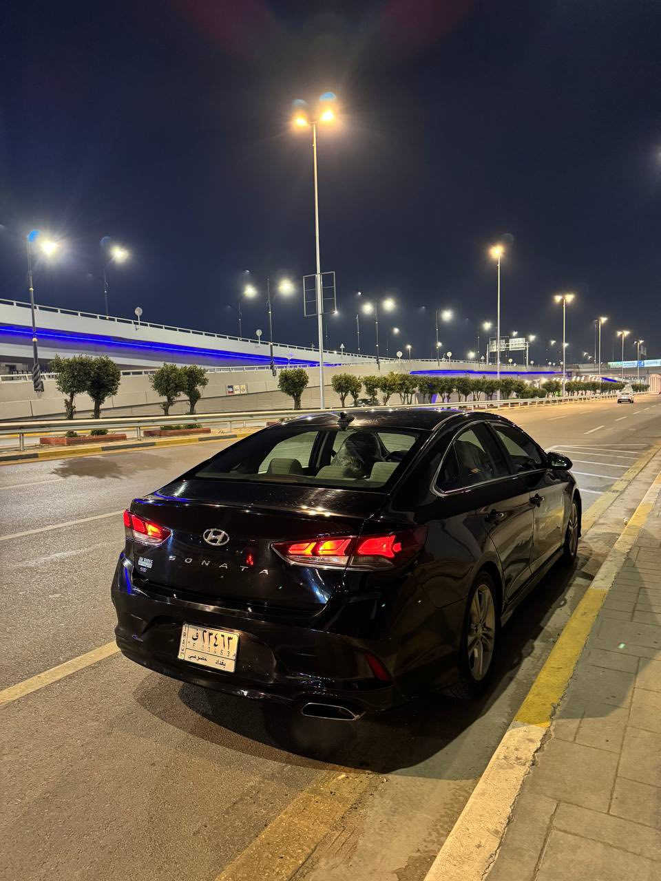 السلام عليكم
سوناتا 2018 وارد امريكي 2.4 GDI 
رقم بغداد تحويل مباشر 
محرك وكير كفاله 
المواصفات العاديه 
تدفئه تبريد . 
تحكمات مقهود شاشه كار بلي 
كراسي مخمل 
 حساس نقطه عمياء ويا الاشاره 
ويل حجم 17 
ماشيه 102 ميل 

السياره نقصها بطاين جملغات اماميه وبيها ملاحظات بسيطه مبينه بالصور 

حادث من امريكا بنيد وجاملغ عكس السايق 
وهنا بالعراق صارت بيها ضربه نصبغت جهة السايق 
يعني السياره 6 قطع صبغ  صور الحادث موجوده وصور السونار موجوده 
السعر 118 وبي مجال 
عنوان بغداد الكرخ 
***********
***********
