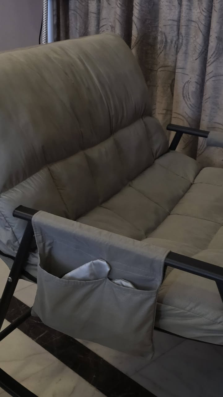 السلام عليكم
كرسي هزاز مستعمل نضيف حديد مو خشب يتحمل نفرين السعر 120 وبيه مجال 
العنوان: بغداد العامريه
هـ:***********
