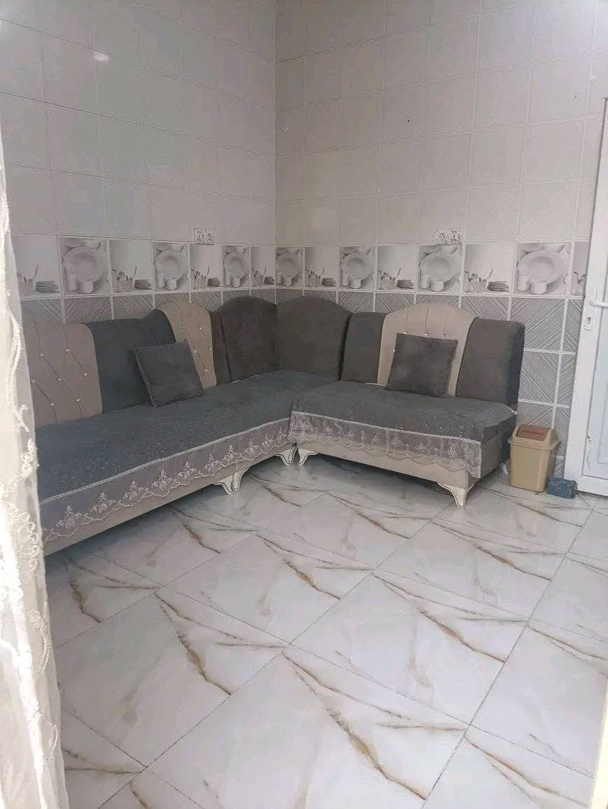 دار للبيع طابقين المساحه 105الطابق الاول يتكون من مطبخ واستقبال وصاله وغرفه نوم وحده ومجمع صحيات والطابق الثاني يتكون من غرفتين نوم الموقع بهرز خلف جمعية النقاء فرع بيت زهيده للاستفسار اتصال على الرقم ***********
