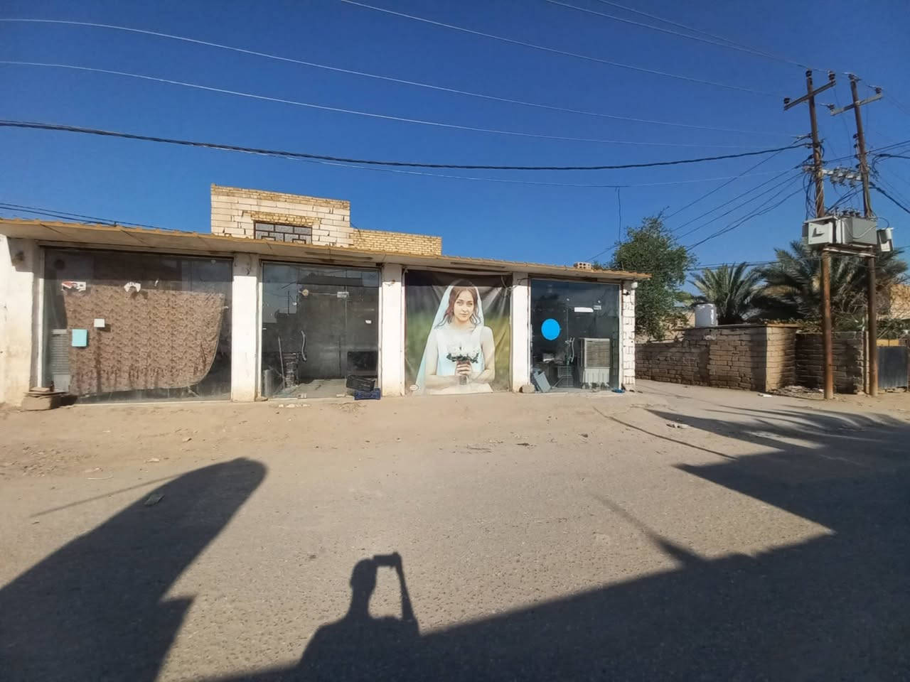 السلام عليكم
بيت ركن مع 4محلات 340/م

عالي عن الشارع أكثر من نصف متر

ماء مجاري. كهرباء مولد تبليط خدمات كامله

البيت من الداخل مرتب ارضيه هندي مانع للتزحلق 

متكون من غرفتين فوك وجوه

صاله استقبال مطبخ صيحات ممرات. طارمه مرتبه

الجيران ذهب يشهد الله 

بس مو ديرتي 

***********

اني صاحبة البيت. وساكنه  بي والبيت لا طالب ولا مطلوب. ومكاتبه بالمحكمة اتكفل  من كل شي 

سعره مناسب بالنسبه الاقرانه
الحمزة الغربي بداية شارع الشريفات. قرب. صورة حي ابو سلام
