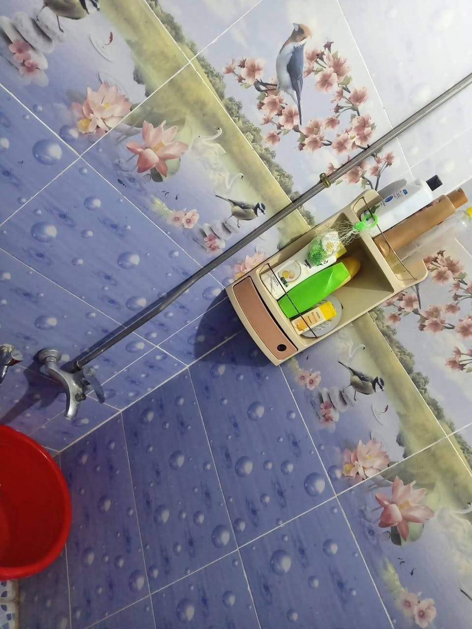 السلا م عليكم بيت للبيع 100 متر واجه 5 ونزال 20 السعر 60 وبي مجمع التوحيد بالبدايه الاتصال على الرقم ***********
