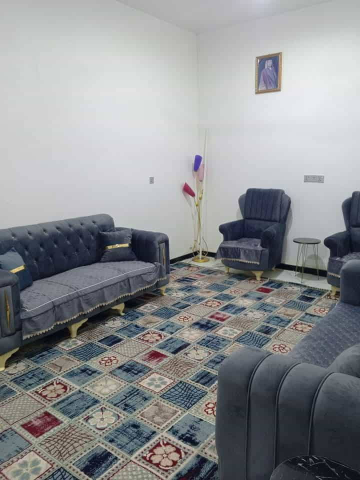 دار للبيع بالاسكان مساحته 100متر طابو امامي قرب مدرسة الحريه ب3000
يتكون من ستقبال وصاله وغرفه 
ومطبخ وصحيات خارجية ودخليه
الطابق الثاني غرفه  فقط 
البيت غير مسكون حاليا
السعر 115 الاتصال ***********
