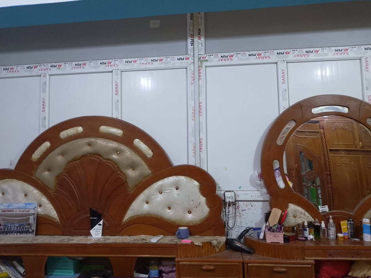 غرفة نوم وكاونتر للبيع نظيفات جدا الاتصال على رقم *********** والغرفة تسكام صاج مع ميز تلفزيون
