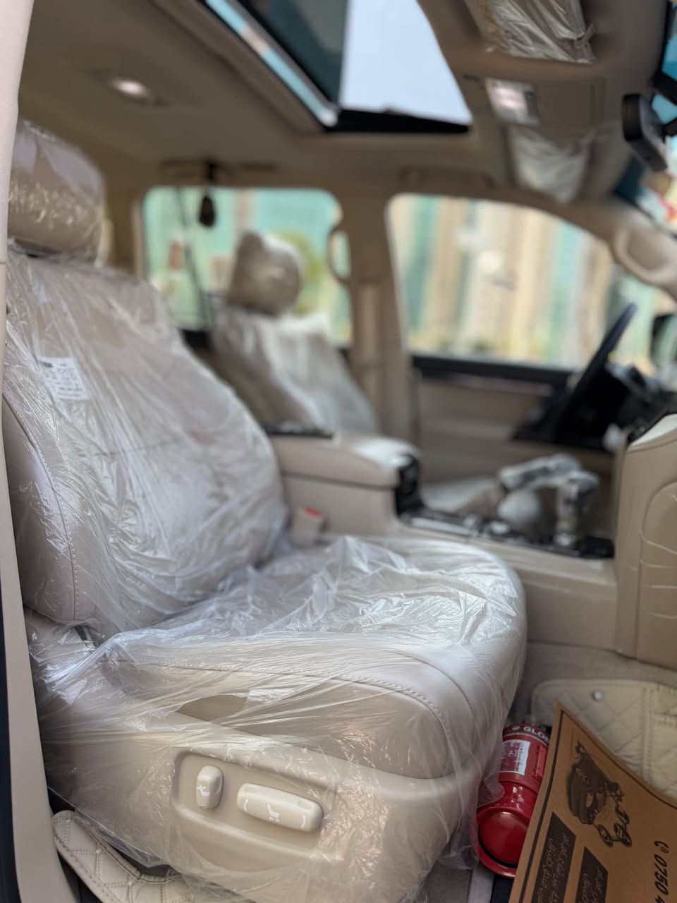 لاندكروزر    2020   SASشركة  GXR  

محرك ٦ سلندر 

السياره احله من الصور بالحقيقه 

فول مواصفات 1/1 💯 :

1- فتحة 🕳️

2- بصمة 🔐

3- ماشية 46 الف حقيقي 🧡 وقابلة لزيادة 
السيارة زيرو على موديلها 

4- حساس خلفي وامامي 🎶🔊

5- ثلاجة 🥶

6- 2 كراسي كهرباء ⚡

7- تشغيل عن بعد 💥

8- شاشات عرض 💻

9-كامرات 5 كاميرة  👀

10- 8  ايرباك 

11-دفع رباعي 🎮

12- شاحن واير لس

13 داخل جلد بيج  بيلادي شركه 

حجم المحرك: 4.000✅

ملاحظة // السيارة كفالة عامة من جميع النواحي 

وشرط  الفحص ✅  عدا مكانين زغار pdr 

جديدة بمعنى الكلمه شرط زيرو  تخم تاير حدادية كلة عالبلادي ممفتوح بيها برغي تبريد جاهزة من كلشي مابيها اي نقص وبالعافية ع تكون من نصيبه

بأسمي شخصياً هزه وفحص جديد تحويل مباشر   

🟩 السعر.  (545ورقه  )💸وبيها مجال جداً بسيط للطيبين♥️                     

ماكو هيج سعر بهيج نظافة مستحيل 

للإستفسار الاتصال ع الارقام التالية 📲📲   

 ***********
مكان السيارة اربيل أربيل, العراق
