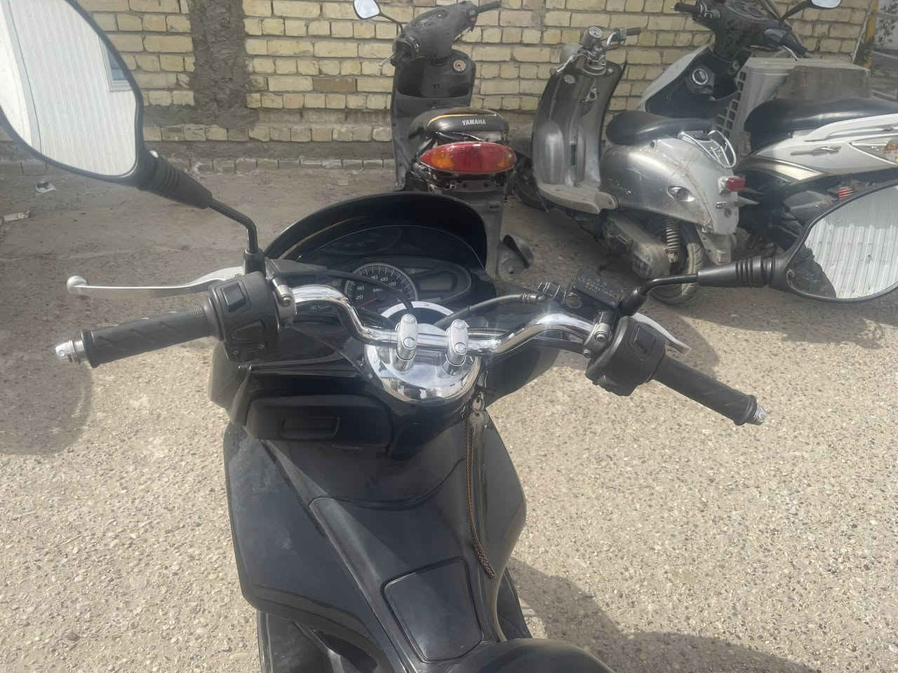 دراجة pcx ٢٠١٦ محرك ١٥٠ جيده السعر ١٣ ورقه العنوان بغداد مدينة الصدر / ***********
