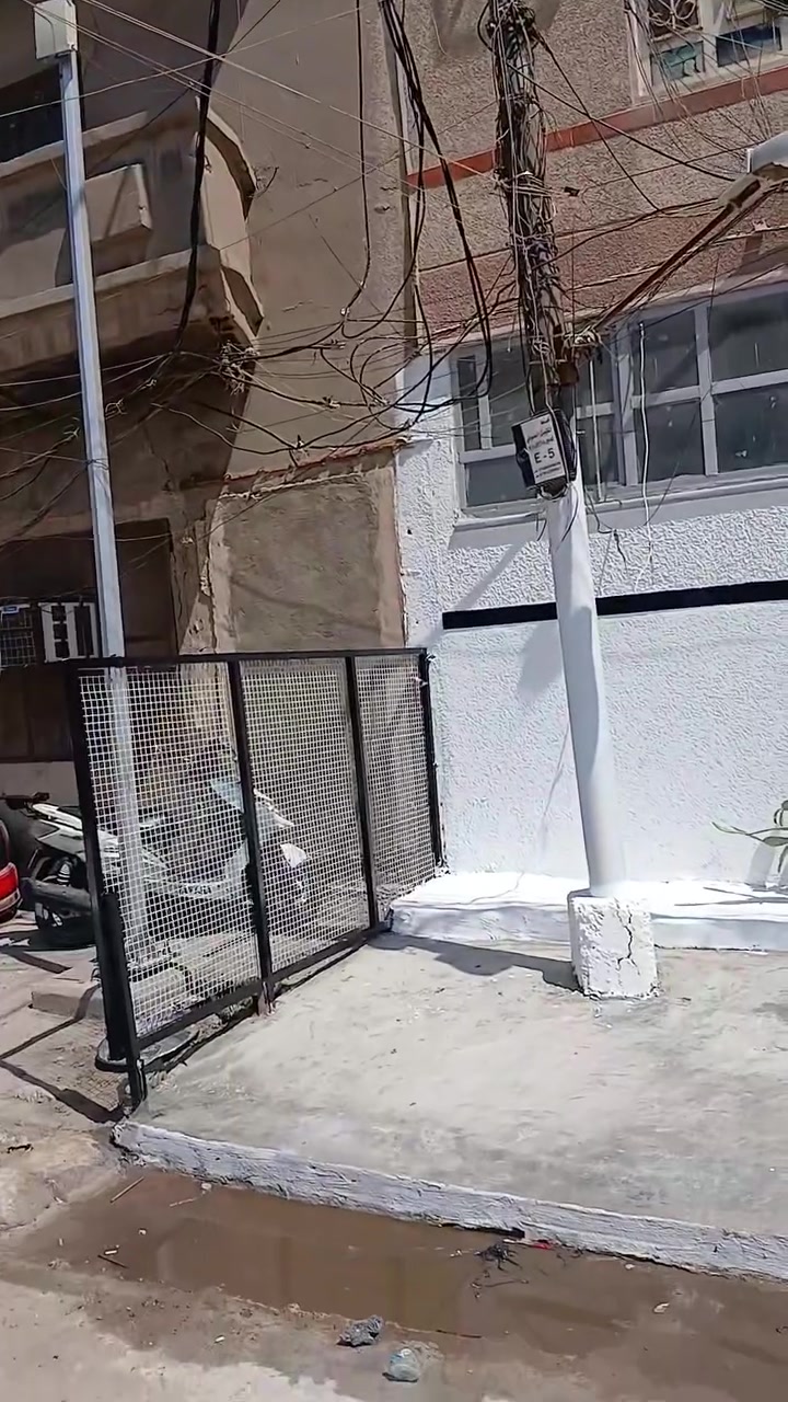 السلام عليكم عقار للبيع يحتوي على 3 وحدات سكنية 3 شقق كل شقة تحتوي على غرفتين وصالة ومطبخ وملحقات كاملة البيت زنجيل على الشارع وعلى الفرع شقة ارضية على الشارع وشقتين على الفرع الواجهة الامامية 7 امتار والخلفية. 6 امتار مساحة العقار 68 بالسند واقع حالة 85 سندة مستقل وحدة وبناء حديث نضيف موقع العقار الكاظمية شارع افران السامر مقابيل الحديقة الجديدة محسوب على النواب  للراغب بالشراء رقم صاحب العقار الخاص *********** متوفر وتساب
