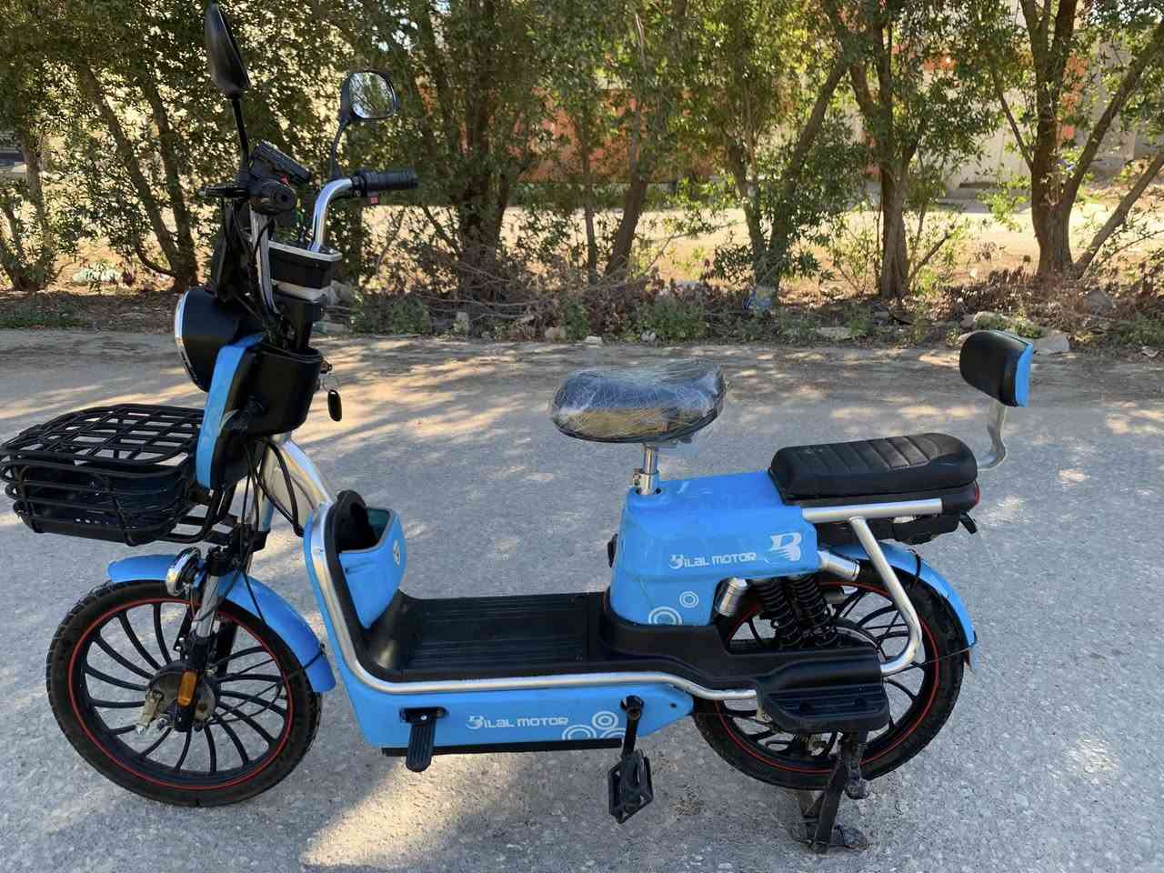 السلام عليكم 
دراجه شحن حجم 20 بطاريات عدد 5 جدد مصار سبوع من أخذتهن يمشن ب الشحنه 35 كيلو تايرات جدد جوبلس الدراجه كامله وما ناقصها اي شي سرعتها الحقيقيه 50 للتواصل موجود ع الخاص ***********
