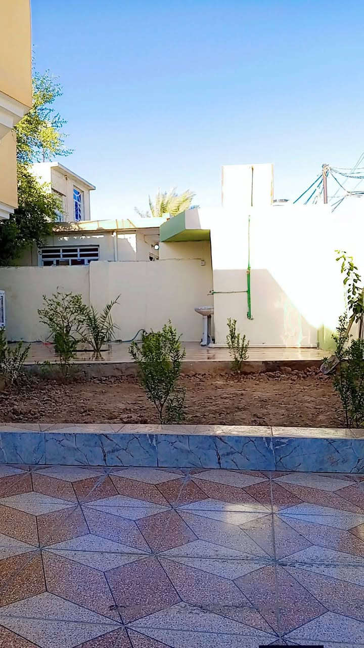 السلام عليكم دار للبيع مساحه 250 متر طابو زراعي سند 25 مكان تقاطع الساده حي العبور قرب مدرسه الضفر
البيت متكون من
كراجين استقبال  +هول + 3 غرف نوم +صاله+ مطبخ + صحيات 
الستفسار ***********
