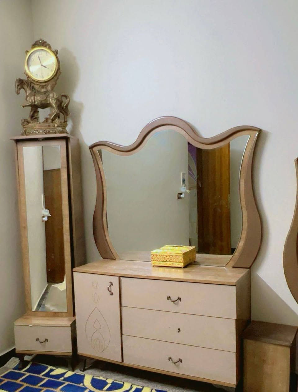 بيع غرفة تركية مستعمل 8 قطع وفيها غراض للصيانة
السعر:- 500 ألف وفيه مجال 
الموقع:- البلديات 
رقم الهاتف ***********
