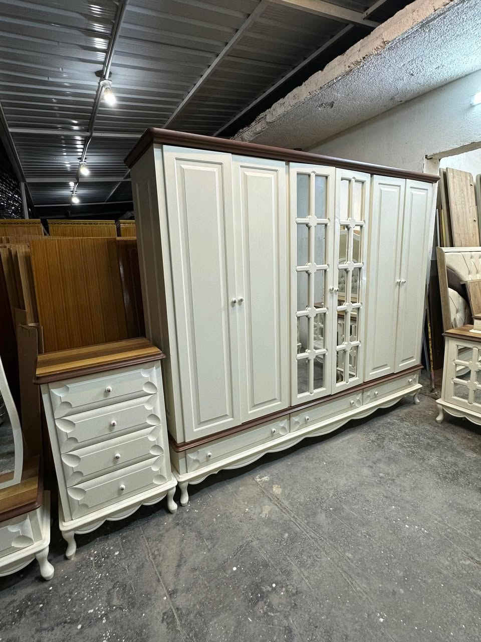 ✨ غرفة تركي كانتري زان الأصلي 9قطع 
نظام ابواب هايدروليك
سرير مخزن عملي 
 قماش وتر بروف أصلي
✨ نظافة 95/💯
السعر  / مليون و600 وبي مجال
 شد ونقل مجاني داخل بغداد
توصيل للمحافظات بأسعار رمزية


**إذا كنت صاحب هذا الإعلان وتريد حذفه لأي سبب، رجاءا أرسل رسالة إلى الدعم الفني**