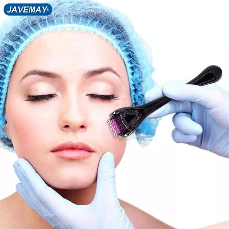ديرما رول Derma Roller

درمارول اداة طبية تستخدم لازالة تجاعيد الوجه 
واثار حب الشباب القوية وايضا المسامات 
وخطوط التمدد البيضاء والحمراء واثار الحروق .

الديرمارول آلية عمل ديرما رولر :
تحفز ديرما رولر الكولاجين الطبيعى الموجود 
فى بشرتك مما يجدد البشرة ويعطيها 
مظهر رائع وجديد باسرع وقت 
وباقل مجهود وتكلفة .

شكل الديرما رولر :
رأس ديرما رولر يشبة البَكرة وتحتوى هذة البَكرة 
على مئات الابر الصغيرة والدقيقة وهى التى 
تعمل على تحفيز انتاج الكولاجين اما باقى الجسم 
فهو عبارة عن يد طويلة ذو تصميم انسيابى 
لتمكنك من استخدامها بسهولة .

تعالج ديرما رولر :
• ندبات حب الشباب Acne Scars .
• المسامات الكبيره Large pores .
• خطوط التمدد البيضاء والحمراء Stretch Mark باليدين والأفخاذ والأرداف والبطن بعد الحمل والولاده والسمنة .
• ازالة السلولايت cellulite .
• التجاعيد wrinkles .
• تساقط الشعر او فروة الرأس المصلعه hair loss .
• ازالة آثار الحروق والجروح واثار التعرض للشمس .
• بهتان البشرة وفقدان بريقها الحاصل من قلة وجود الكولاجين بالبشر
#الاصلية 💯 
السعر 8 الاف 
🚘 يوجد خدمة توصيل لجميع محافظات العراق 4 الاف 🚘
#اكسبلور #العراق


**إذا كنت صاحب هذا الإعلان وتريد حذفه لأي سبب، رجاءا أرسل رسالة إلى الدعم الفني**