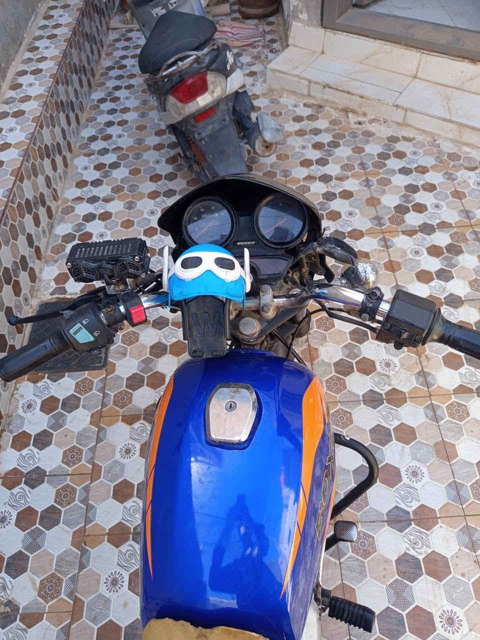 سلام وعليكم
بوكسر جبلي موديل 2019 مجفت تجفيت اصلي قبل اسبوع مكينه كامله ليبل وردي باجاج وضمان ٦ اشهر
تانكي + صفاحيات جدد + تاير خلفي وامامي جدد باكستاني جبلي + زنون  بيها نقص بس اشاير ودوشمه للكشن وبكلايت  السعر والاستفسار  اتصل علرقم ***********
