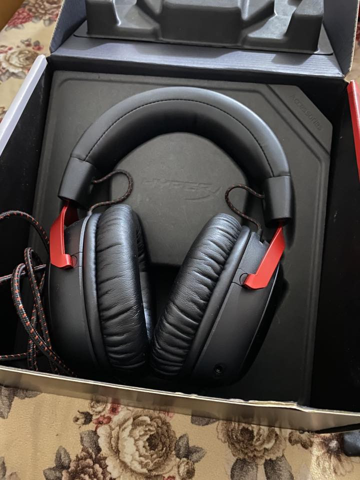 للبيع🏷️

سماعة🎧 

نوع :  3 HyperX Cloud
الغنية عن التعريف بالالعاب تدعم ال PC  والبلي ستيشن بجميع انواعة والموبايل ايضاً السماعة اوبن بوكس نضيفة جداً💯 سعر 65 الف وبيها مجال رقم *********** متواجد واتساب واتصال .

